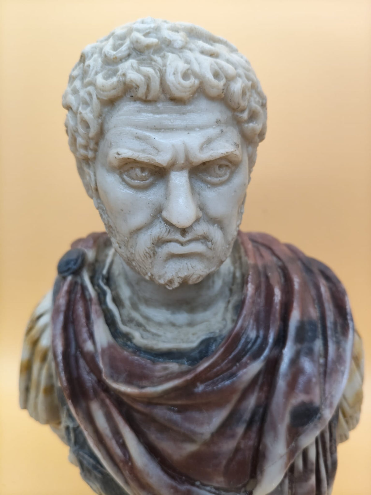 Detalle escultórico del busto de Caracalla en polvo de mármol