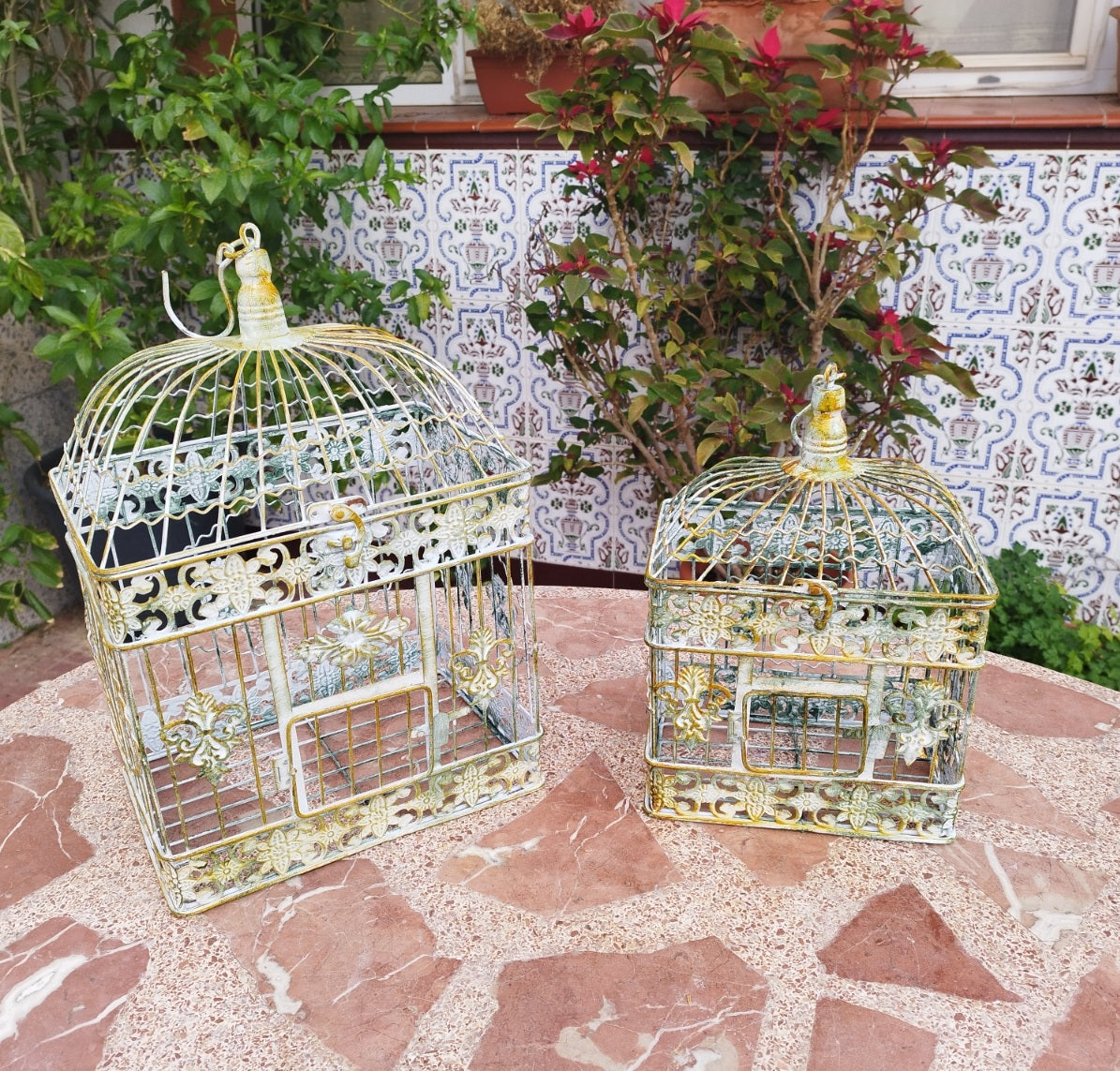 Pareja de jaulas decorativas vintage de metal en crema y dorado