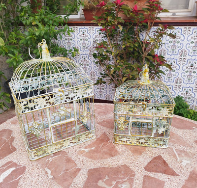 Pareja de jaulas decorativas vintage de metal en crema y dorado