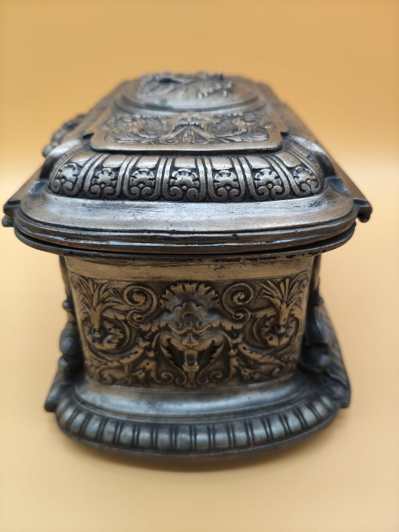 Caja joyero antigua de metal plateado con ornamentación clásica