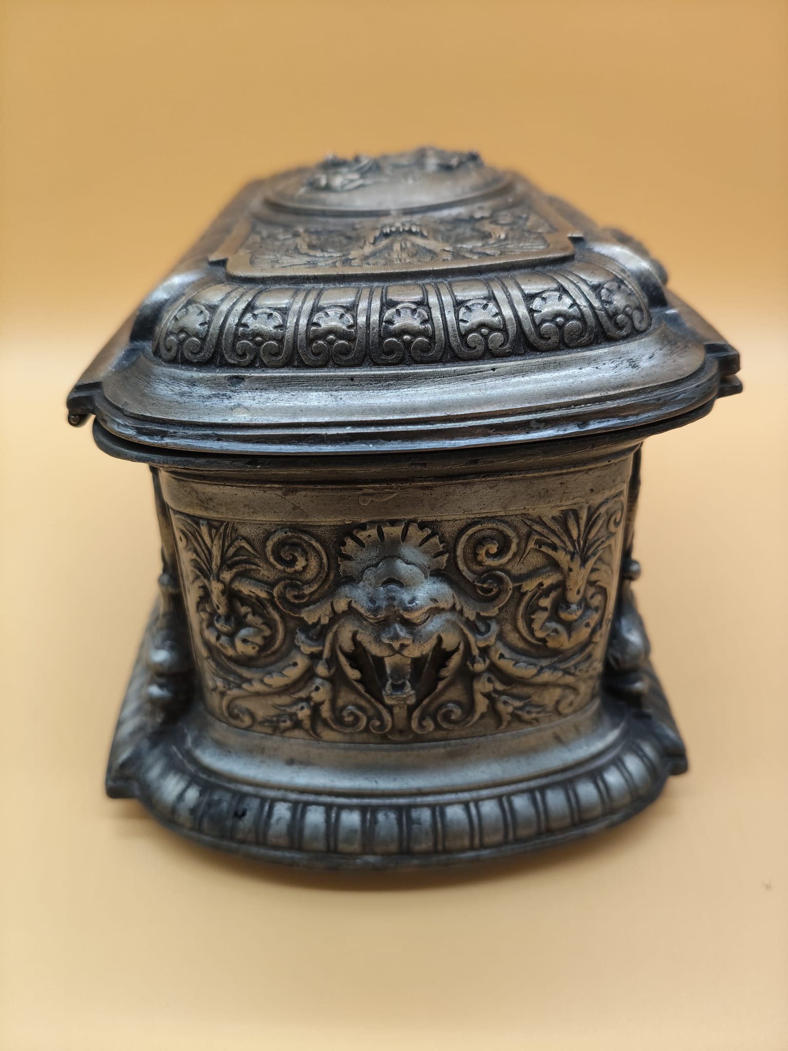 Detalle ornamental del cofre joyero antiguo neoclásico