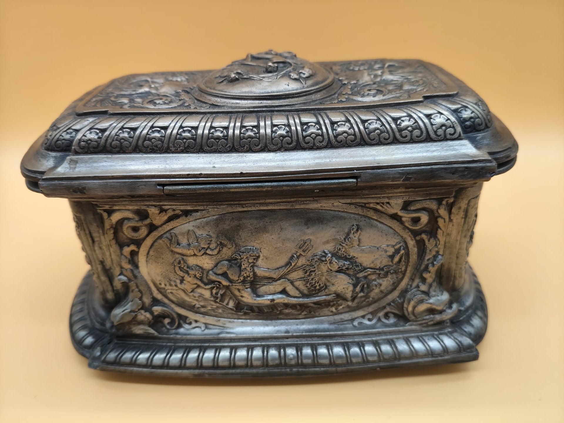 Cofre joyero antiguo de metal plateado con decoración neoclásica en relieve