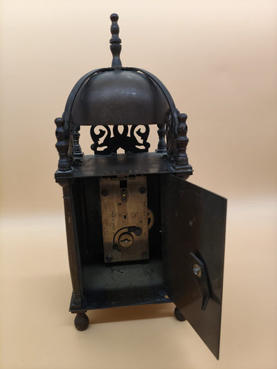 Detalle del reloj Smiths de latón con números romanos