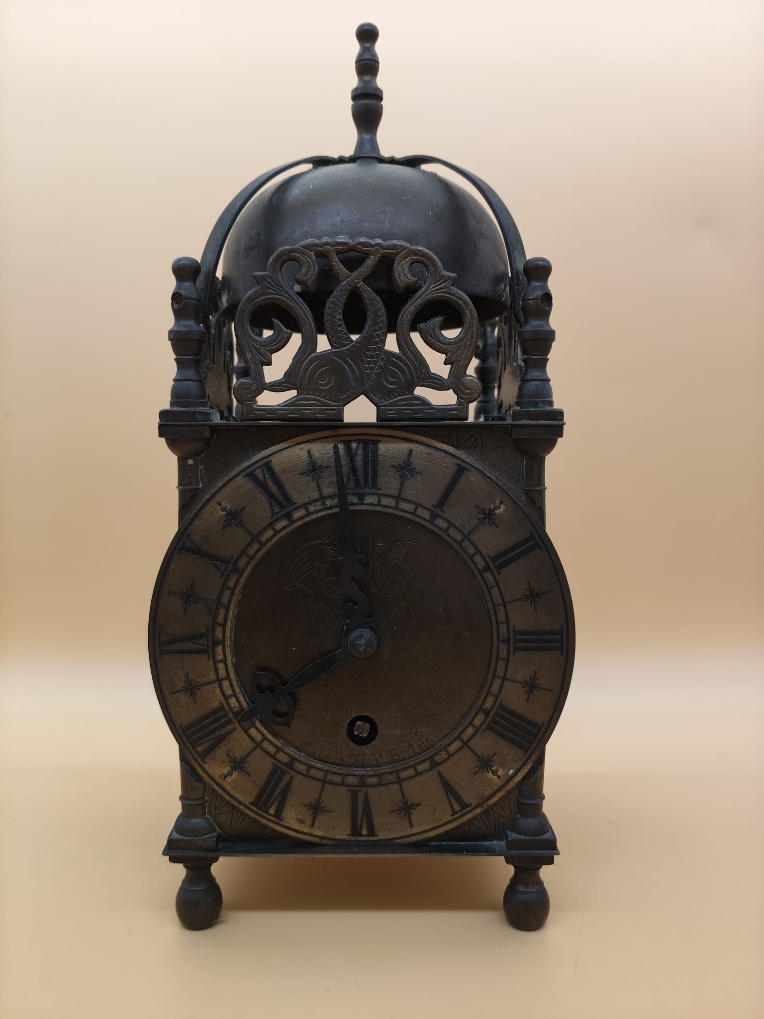 Reloj de sobremesa Smiths antiguo en latón con esfera de números romanos