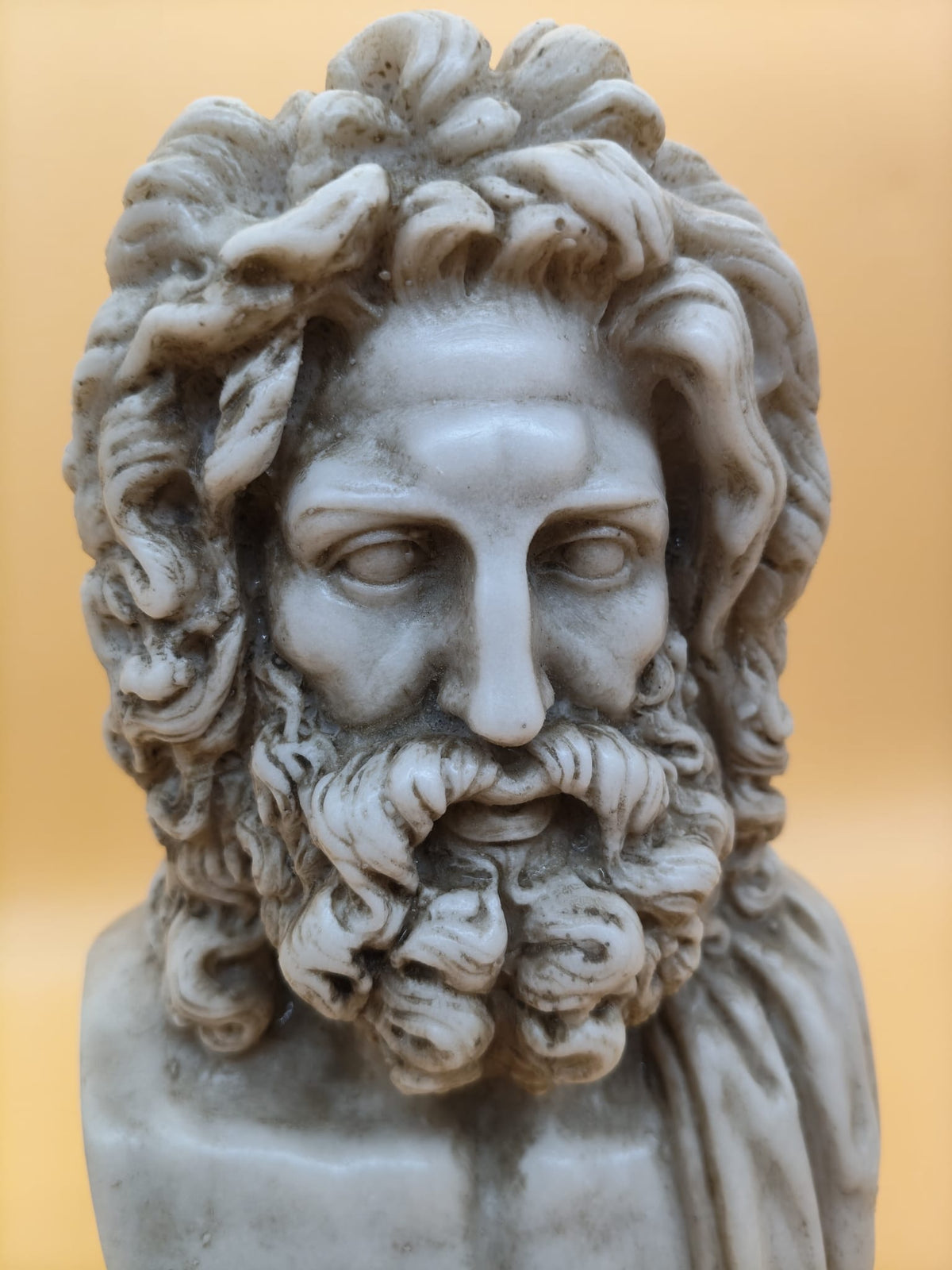 Busto clásico de Zeus en polvo de mármol con efecto envejecido