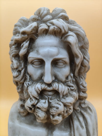 Detalle del busto de Zeus en polvo de mármol y base con inscripción