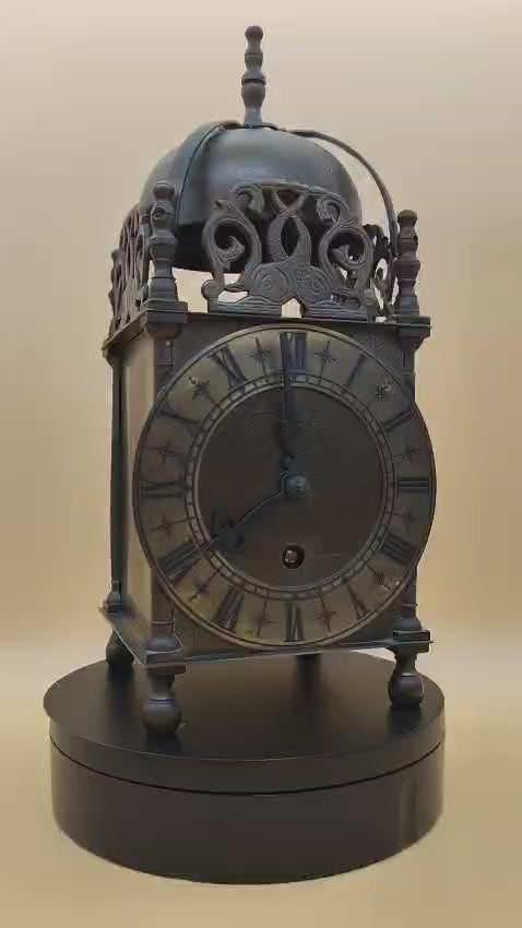 Reloj de sobremesa vintage ornamentado | Reloj gótico de números romanos