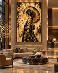 Lienzo de geisha con sombrilla en dorado y negro, mostrado con marco en un salón de lujo con sofá crema y mesa de mármol
