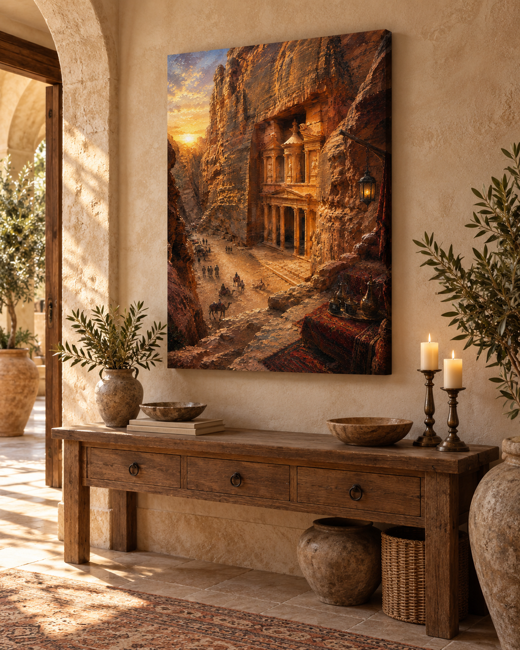 Cuadro de arte histórico de Petra sobre una consola de madera con jarrones de barro y candelabros
